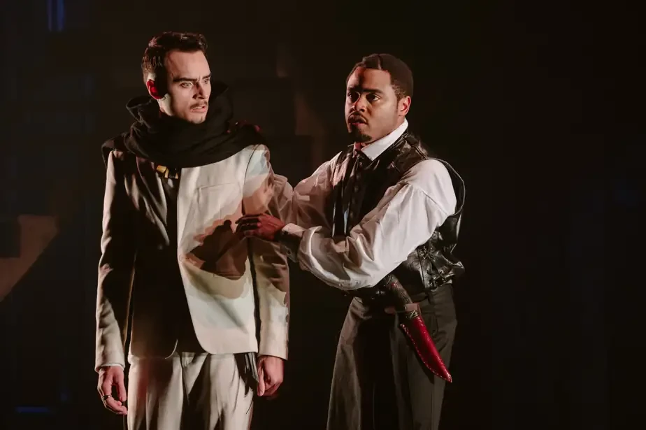 Lyndz Dantiste (à droite) incarne le personnage de Iago, qui fait avancer le récit grâce à ses machinations. On le voit aux côtés de Thomas Boudreault-Côté, qui interprète Roderigo.